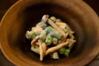 Fresh asparagus and shimeji salad with tofu cream sauce